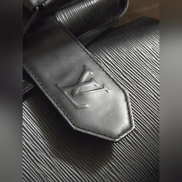 $2000 Authentic LOUIS VUITTON Epi Sac D'Epaule in Black. - Picture 16 of 17